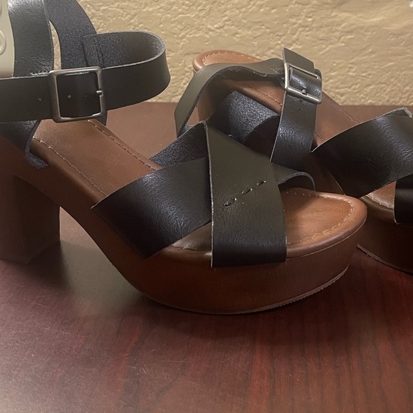 Universal Thread Black and Brown Platform Sandals with Crisscross Straps - Picture 10 of 11